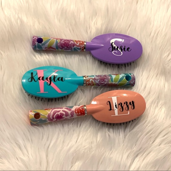 Beauty hairbrush initial name - Picture 3 of 11